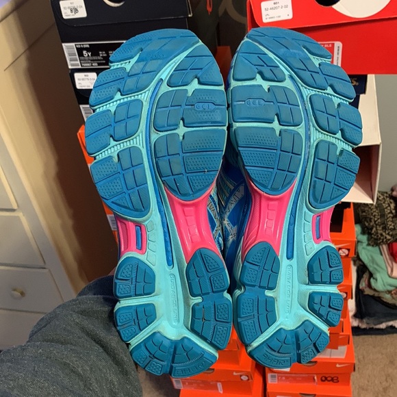 Women’s Asics - Picture 2 of 4